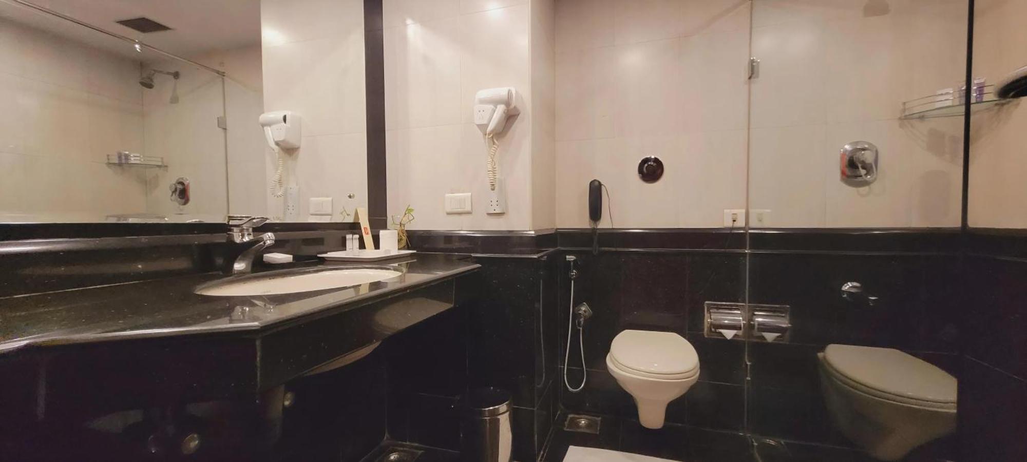 Ashoka Inn Thrissur Bagian luar foto